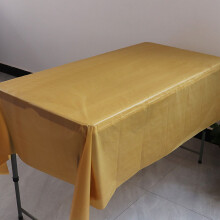 Nappe jetable en plastique uni, idéale pour les fêtes d'anniversaire, les mariages et Noël. Elle peut également servir de chiffon de nettoyage ou