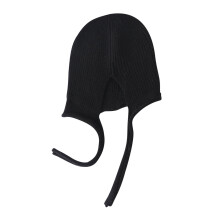 Stickad dammössa med fleecefoder och öronlappar
