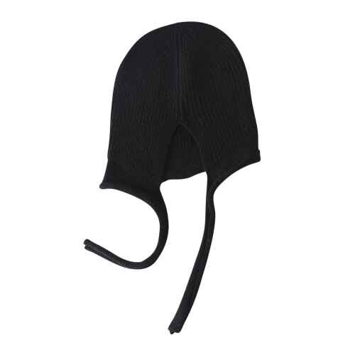 Stickad dammössa med fleecefoder och öronlappar