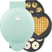Sistema para hacer gofres color aguamarina con mini donas en forma de corazón.