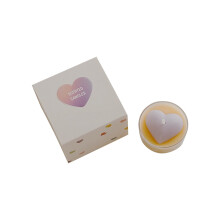 Vela aromática con forma de corazón y aroma floral morado.