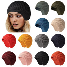 Stickad basebollkeps med öronlappar och pompom – Unisex vinter
