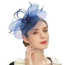 Modieuze strik-fascinator hoed haaraccessoire in vintage stijl, perfect voor bruidsaccessoires.