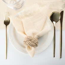 Nappe de table plissée à pompons en lin pour table de style western, 42 x 42 cm, texture froissée, coloris bleu, beige et blanc.