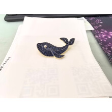 Hvalbrosje med perler og strass