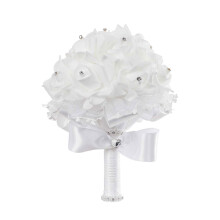 Bouquet de mariée en roses artificielles exquises, décorations florales parfaites pour les célébrations de mariage.