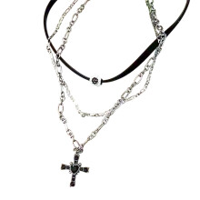 Vintage-geïnspireerde gotische kruisjesketting, meerstrengs kruisjesketting met vintage uitstraling en parelversiering.