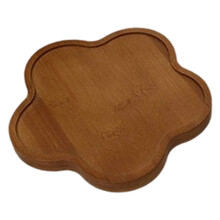 Soporte para pasteles de madera con forma de flor y borde festoneado.