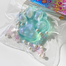 Pendentif en résine en forme d'empreinte de patte avec chaînette de perles imitation, idéal pour la décoration ou les projets de bricolage.