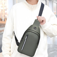 Bolsa transversal de peito resistente à água com alça ajustável.