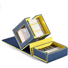 Commander Deck Box, met kijkvensters. De deckbox biedt ruimte aan 100 paar dobbelsteenbakjes en 35 magnetische kaarthouders.