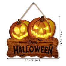Illuminez le panneau d'Halloween en bois avec deux lanternes citrouilles pour une décoration festive de votre maison.