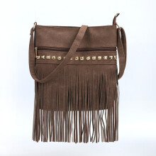 Női művelúr crossbody táska rojtokkal és szegecsekkel