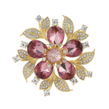 Broche de cristal con forma de flor, rosa, morado, circonita, tono dorado.