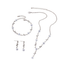 Ensemble de bijoux en strass et cristaux pour femme : collier et boucles d'oreilles.