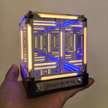 Luminária em forma de cubo Tesseract 4D com LED recarregável e regulagem de intensidade por toque.