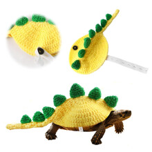 Fantasia de dinossauro para tartarugas, ajustável e feita à mão.