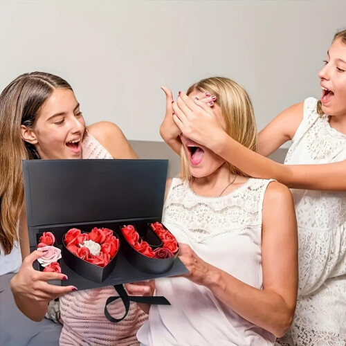 Κουτί δώρου I HEART U με λουλούδια – Μαύρη πολυτελής συσκευασία 1