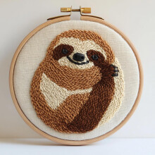 Cute Cartoon Baby Sloth Punch Needle Kit for Beginners – DIY Embroidery Set with Printed Pattern, Hoop & Yarn (20x20cm), Compatible with Standard