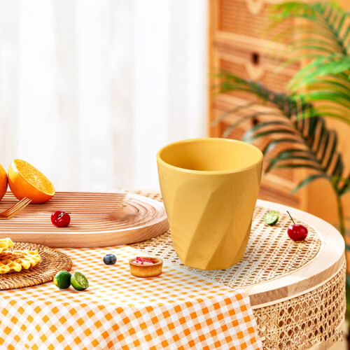 Vaso de plástico reutilizable y apilable de color amarillo. 1