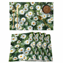 Placemats met lentemargrietjes: witte bloemen op een groene aquarelachtergrond.