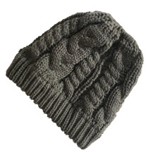 Zimní čepice Beanie Teplá tmavě šedá pletená s culíkem a dírou