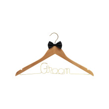 Elegante ijzeren kledinghanger als cadeau voor een vrijgezellenfeest.