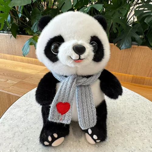 Peluche panda seduto con sciarpa e dettaglio a forma di cuore