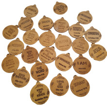 Ensemble de 24 ornements en bois gravés de noms et versets religieux, pour la décoration saisonnière de la maison ou d'événements.