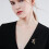Broche de rena com strass para mulheres 3
