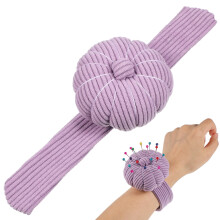 Pulseira porta-alfinetes para costura, facilitando o acesso aos alfinetes em trabalhos de patchwork.