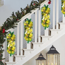 Couronne lumineuse LED pour escalier, rampes et portes, ornée de pommes de pin, baies et nœuds, idéale pour l'intérieur et l'extérieur.
