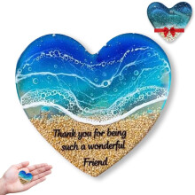Ornamento a forma di cuore oceanico, realizzato a mano in resina e vetro di mare, 1 pezzo.