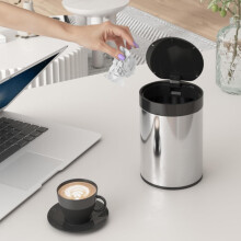 Poubelle de bureau miniature de 1,5 litre (0,4 gal) en acier inoxydable gris brossé avec couvercle + 1 rouleau de sacs pour bureau, maison ou