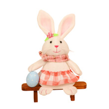Plüschhase, Stofftier mit kariertem Kleid und Deko-Ei, ideal als Tischdekoration oder Geschenk.