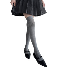 Modieuze overknee lange tubesokken van ribgebreid breisel met strepen in contrasterende kleuren, patchwork dijhoge kousen voor vrouwen en tieners.