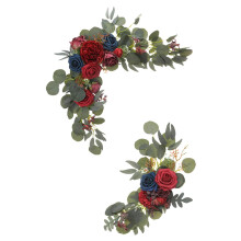 Élégante guirlande florale artificielle composée de roses rouges et bleues et de feuilles d'eucalyptus, idéale pour la décoration intérieure et