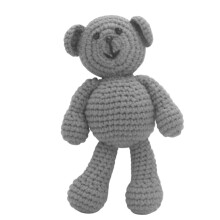 Urso de crochê de pelúcia para fotografia e para abraçar.