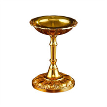 Kupferner Kerzenständer als Tischdekoration