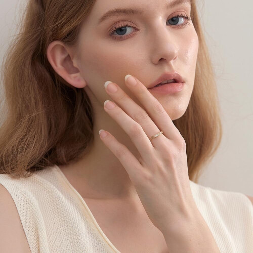 Anillo de titanio con nácar de 2 mm para mujer 1