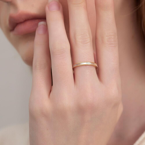 Anillo de titanio con nácar de 2 mm para mujer 2