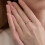 Anillo de titanio con nácar de 2 mm para mujer 4