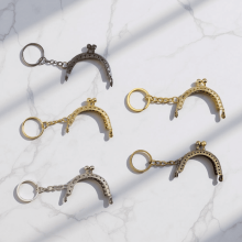 5 kpl 5 cm metallinen kukkarokehys laukun tekoon lukolla ja roikkuvalla avaimenperällä eri väreissä
