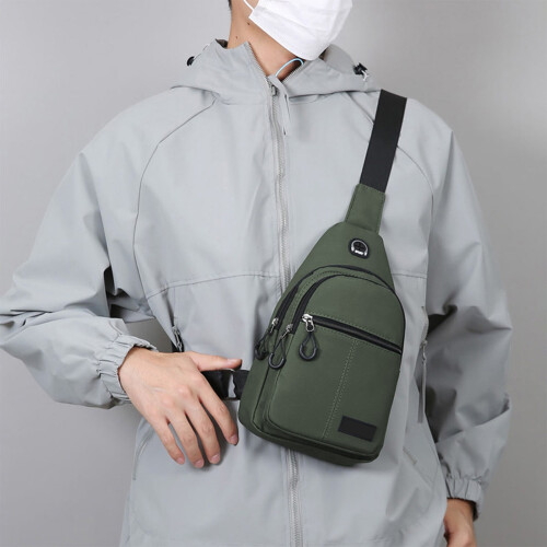 Bolsa transversal de nylon impermeável com alça ajustável.