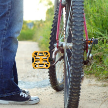 1Pair Lightweight Bike Pedal Cleats Self Locking Design for Easy Attachment