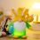 Lampadario a forma di gnomo pasquale con luce LED e cappello giallo 4