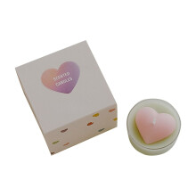 Vela aromática en forma de corazón con aroma floral y purpurina rosa.