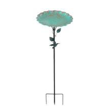 Vintage metalen vogelbad, vrijstaand tuinontwerp met