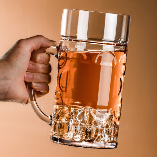 Stevige bierpullen van geribbeld glas met ergonomische handgreep. 2
