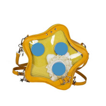 Mochila transversal feminina em formato de estrela com detalhe de alfinete.